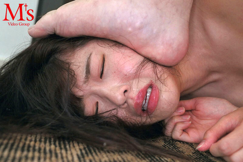 大嫌いな男達に脅され嬲られ犯●れて精液が逆流するほどマ○コに！ケツ穴に！屈辱大量中出し！汚濁ザーメン肉便器に堕ちたオンナ達！ サンプル 1