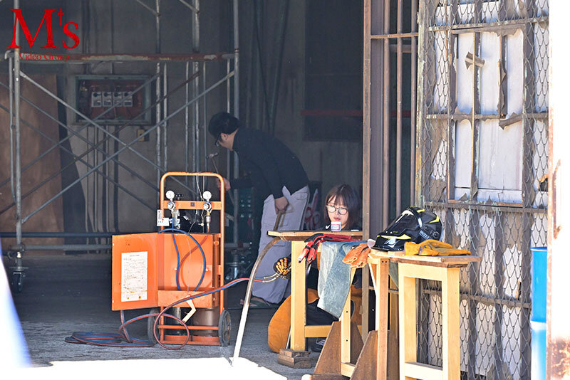 作業着の下に隠されたメスの顔…男だらけの町工場で働く寡黙で孤独な溶接女子が歪んだ本性を曝け出すドM変態カミングアウトAVデビュー 桜庭かりな サンプル 3