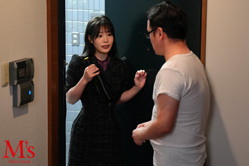 男なら絶対断れない！ とてつもなくいやらしい下着姿で中年おやじに見せつけ誘惑してくる向かいの部屋の露出狂お姉さん 結城りの サンプル 5