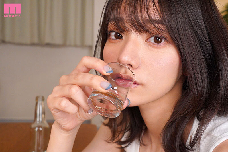 【VR】【ベロキス顔面特化VR】久しぶりに会った従姉妹の玲奈ちゃんがビビるほど大人っぽく綺麗で圧倒されたが、 お酒が入ったらまさかのキス魔。バグった距離感で僕を襲い最高顔面ビジュに見つめられながらイカされた幸せ射精！ 宮下玲奈 サンプル 3