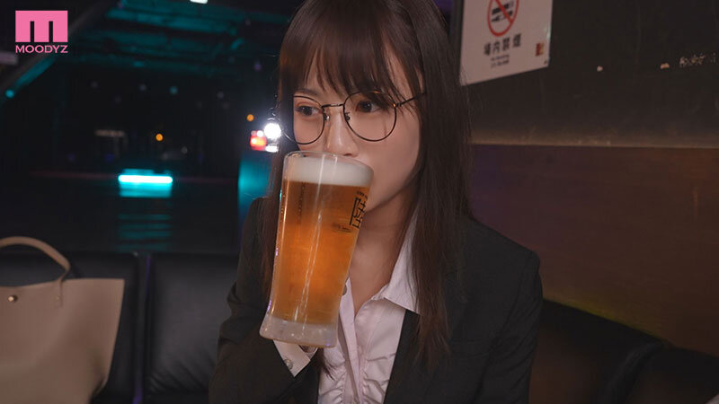 いつも地味メガネ女上司を酔わせたら…囁き誘惑キス魔になって何度も何度も勃起に持ち込まれ飲めば飲むほど無限中出し！！ 天宮花南 サンプル 1