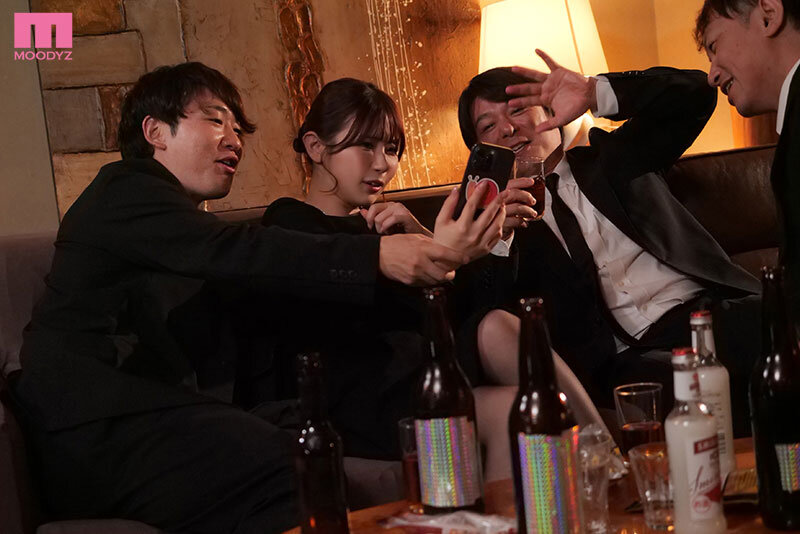 法事同窓会NTR ヤンチャな過去を持つ妻が6年ぶりに仲間の法事で地元に帰った 再会した地元のゲス友たちに酔わされて昔のヤリマンに戻った妻の寝取られ中出し映像 葵いぶき サンプル 1
