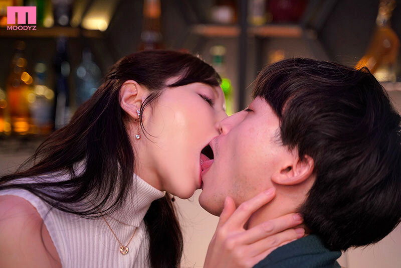 パート先で見つけたうんと年下の男のコを甘やかし美魔女の接吻レクチャーで私好みに飼い慣らす 佐々木あき サンプル 2
