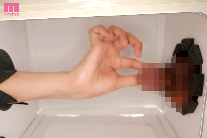 街行く女子にこっそりとチ○ポ握らせ無自覚羞恥手コキさせろ！ 箱の中身当てゲーム J○・OL・甘ロリ 女子大生・痴女... 計8名出演 サンプル 5