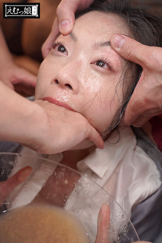 「飲む→吐く→溜める」最狂イラマ極リサイクル。ゲロ飲み排水溝女。 二葉エマ サンプル 2