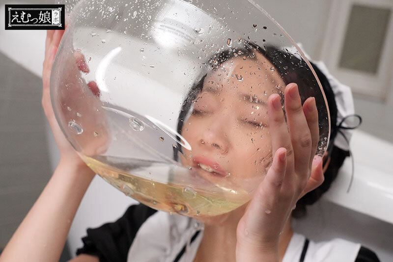 ガチおしっこ24人 合計12452ml 笑顔でごくごくご褒美喉奥飲尿娘 二葉エマ サンプル 6