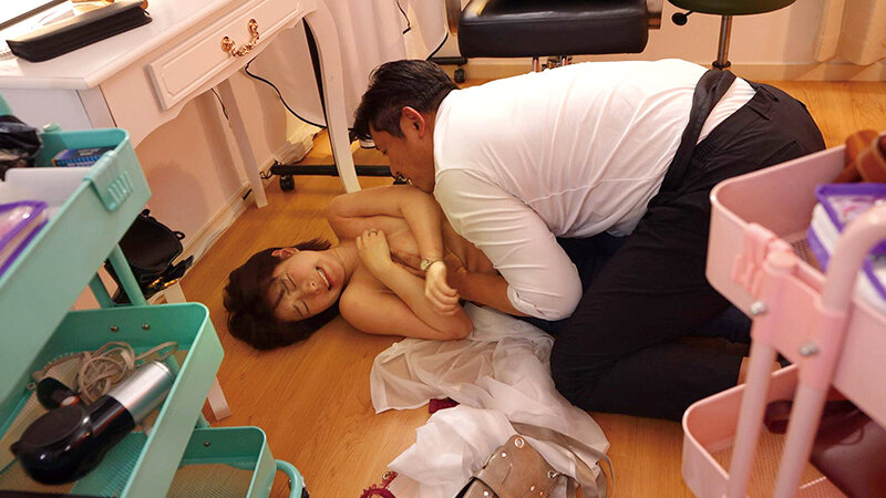 美容師NTR 終電までの3時間…見習い美容師の彼女は閉店後になると、店長の肉棒で毎晩ヨガりまくっているらしい。 沙月恵奈 サンプル 5