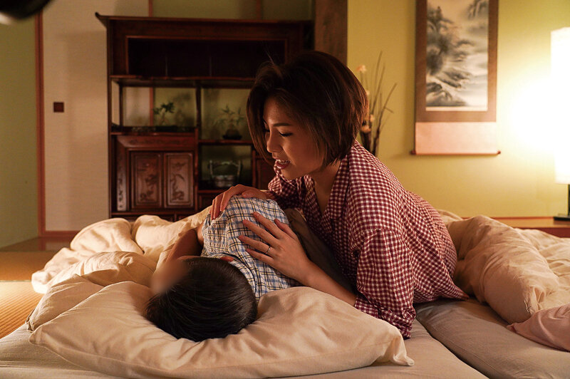 不貞なセックスにハマり背徳の悦楽を貪り狂う若い義弟と兄嫁 サンプル 12