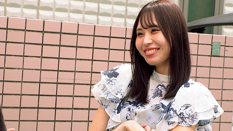 寝取られ検証！セックスレスで悩む素人奥様に「メモリアルヌードフォト」と題された雑誌の特集だと騙し、絶倫チ〇ポ男と素肌密着偽撮影会！旦那よりも若くてカチカチに反り返ったチ〇ポがマ〇コまで1cmに超接近して奥様急激欲情！？痴女覚醒！ サンプル 6