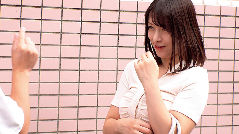 寝取られ検証！セックスレスで悩む素人奥様に「メモリアルヌードフォト」と題された雑誌の特集だと騙し、絶倫チ〇ポ男と素肌密着偽撮影会！旦那よりも若くてカチカチに反り返ったチ〇ポがマ〇コまで1cmに超接近して奥様急激欲情！？痴女覚醒！ サンプル 16
