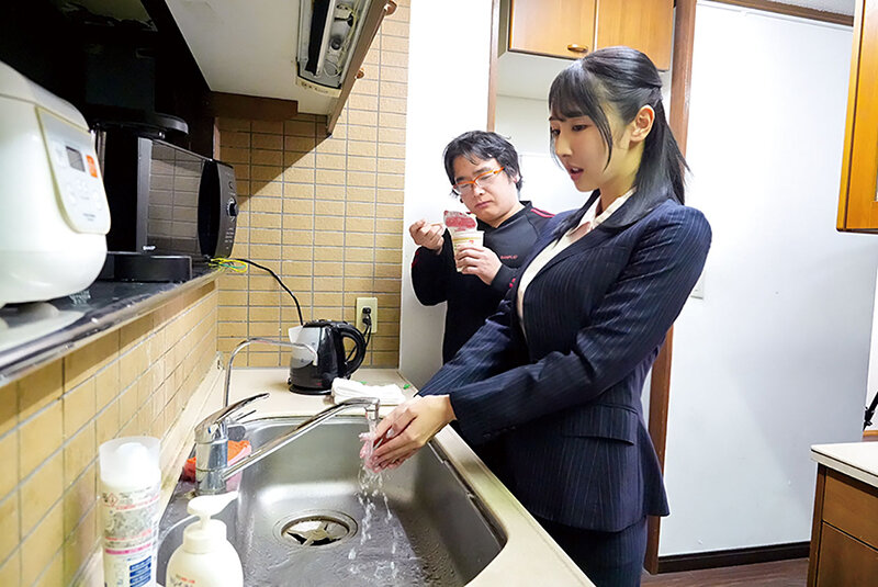 職場痴● おとなしい事務員の妻が巨根の上司に毎日ワイセツ行為をされているようだ… 小野坂ゆいか サンプル 4