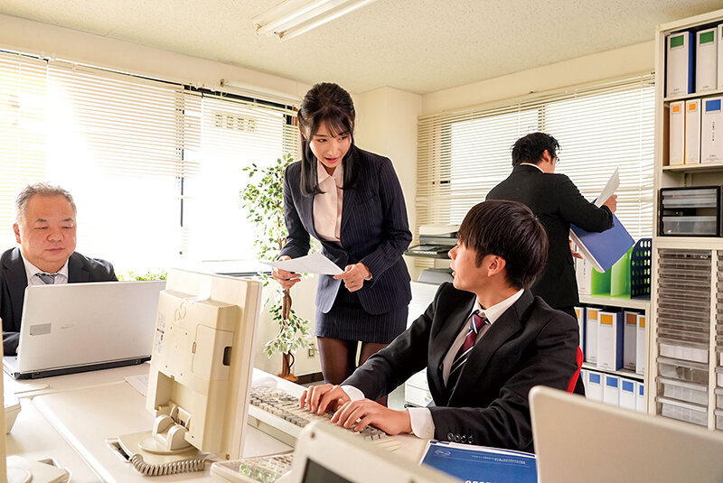 職場痴● おとなしい事務員の妻が巨根の上司に毎日ワイセツ行為をされているようだ… 小野坂ゆいか サンプル 2