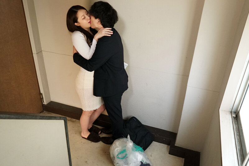 お隣の相性抜群なご主人と… バレたら即離婚のスリルが気持ち良すぎてやめられない。既婚者同士のベロキス劣情W不倫SEX 葉山さゆり サンプル 2