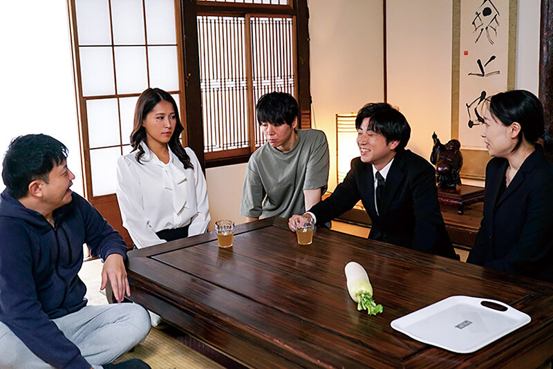 法事の女 帰郷した都会の人妻が田舎暮らしで悶々とした男達のイキリ立つ巨根の餌食に… 通野未帆 サンプル 3