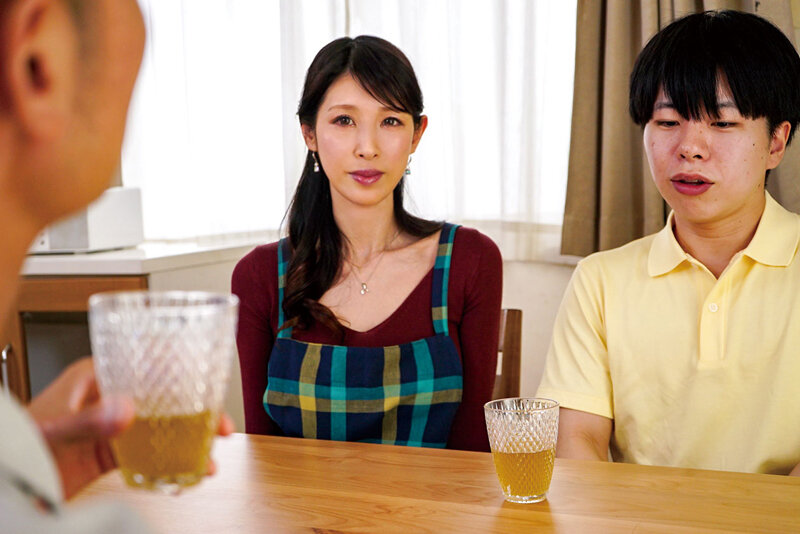 すぐにでもしゃぶりたいほどおいしそうにずる剥けたデカチンに成長した思春期の甥っ子シ●タをいただく痴女な叔母 葉月保奈美 サンプル 1