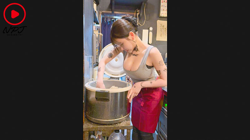 汚なシュラン鬼バズ定食屋きりもり巨乳タトゥー店長精子ごっくんな1日密着 サンプル 4
