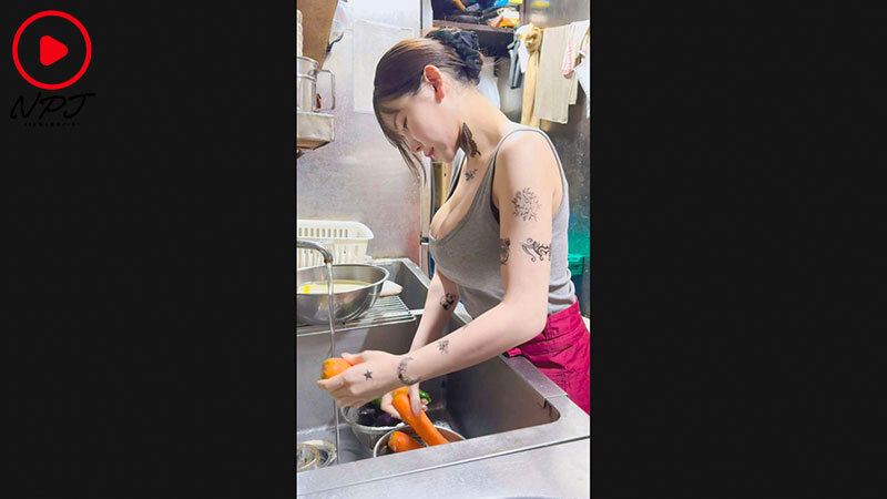 汚なシュラン鬼バズ定食屋きりもり巨乳タトゥー店長精子ごっくんな1日密着 サンプル 3
