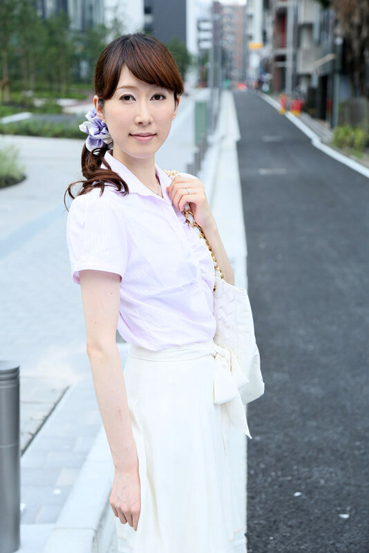 普通の主婦もAV観たらオマ〇コ濡れちゃうの！？昼ドラ試写と偽って連れ込んだ人妻 モニタリング即ハメ交渉！20人DX サンプル 1