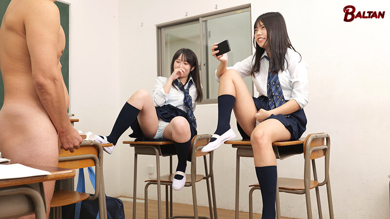 パンチラ見せつけて童貞確認！ヤリマン女子の気まぐれで肉玩具にされた男 サンプル 3