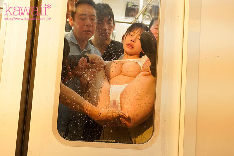 電車で、私だけ水着。弱み握られたKカップ少女はスク水通学を強いられ集団痴●魔に公然わいせつ。 天音るな サンプル 9