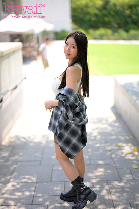 見た目よりウブで見た目より真面目な、SEX経験ガチ1回のみインフルエンサー（カップ数:Hcup）のいきなり中出し体験デビュー【1本限定出演】 重盛れいか サンプル 1