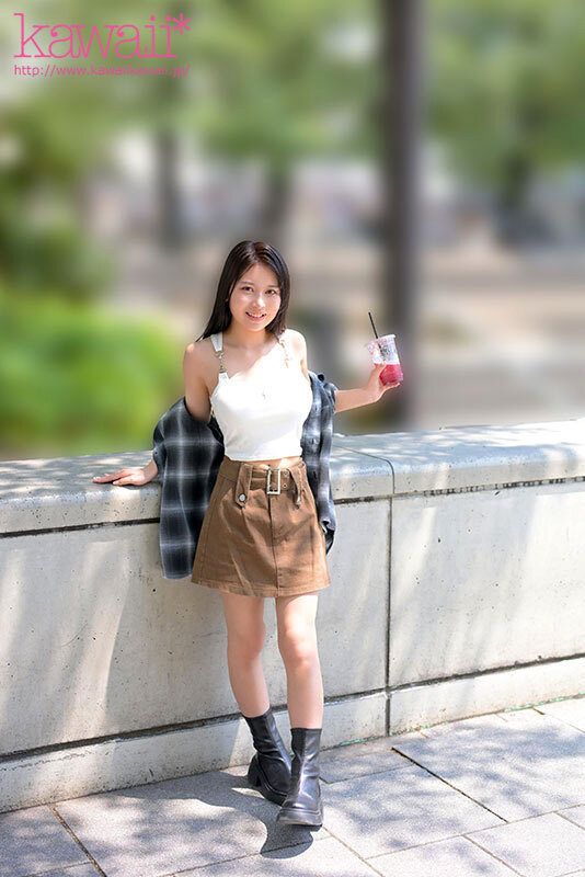 見た目よりウブで見た目より真面目な、SEX経験ガチ1回のみインフルエンサー（カップ数:Hcup）のいきなり中出し体験デビュー【1本限定出演】 重盛れいか サンプル 13