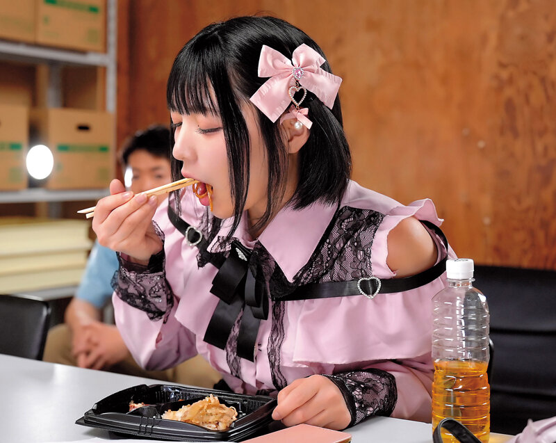 「ち○ちん舐めるからご飯ちょうだい？」コンビニ深夜バイトで廃棄弁当目当てのちんしゃぶ地雷系女子に懐かれた僕がねっちょりジュボジュボ口淫で情けなく何度もザーメンお漏らしフェラ沼堕ちした3日間 虹村ゆみ サンプル 9