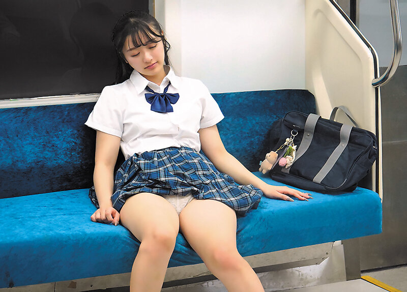 最終電車でいつも乗り合わせる女子校生の無防備なフリしたパンチラ見せつけ誘惑にまんまと引っかかった僕は2人きりの車内で淫音ぬちゅんぱちゅん鳴らし終着駅までハメ狂った 花守夏歩 サンプル 1