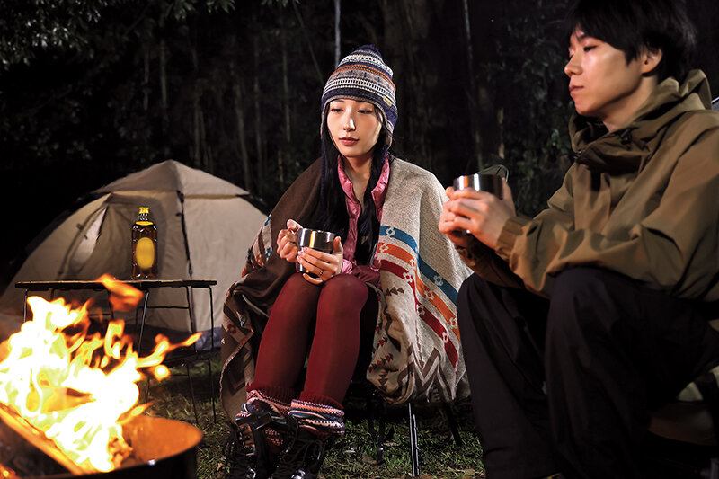 キャンプ場で今は人妻になった同級生と5年ぶりに再会 焚き火に照らされた横顔がやけに艶めかしく夫の目を盗んでは三日三晩愛し合った 北野未奈 サンプル 10
