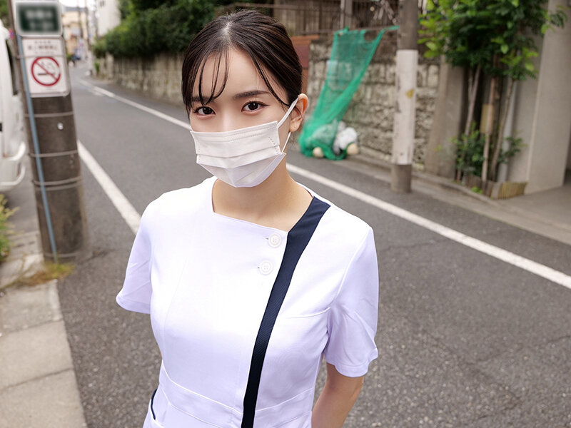 マスク美女感がハンパない歯科衛生士の皆さんww青空の下で童貞君のファーストキッス奪ってくれませんか！？マスクを外して現れる美顔で見つめる超濃密ベロキスで初めてのキッスを奪ってセキララ超発情！仕事も忘れて童貞君をベロベロ接吻とともに生ハメ中出し筆おろしww サンプル 16