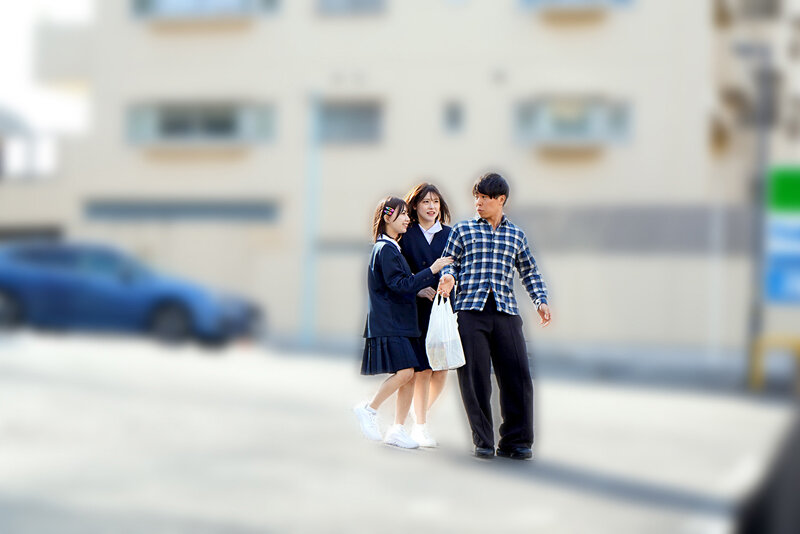 ロリびっちなヲタ活女子はコンビニでキャラくじを大人買いする見知らぬおじさん達を無毛ぷにマ●コでもてあそんで景品を巻き上げる恐喝（カツアゲ）痴女っ子 皆瀬あかり 日向由奈 サンプル 2