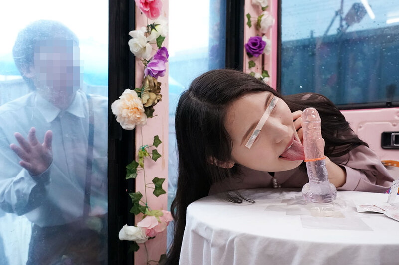 一般男女モニタリングAV×マジックミラー便コラボ企画 愛する夫の目の前で路上NTR！清楚な人妻が「お口だけでコンドーム装着」に挑戦！ノーハンドでデカチンを咥えたご無沙汰妻のオマ○コは欲しがり汁が溢れ出す！旦那の目の前で寝取って最後はゴムを外して生中出し！ サンプル 3
