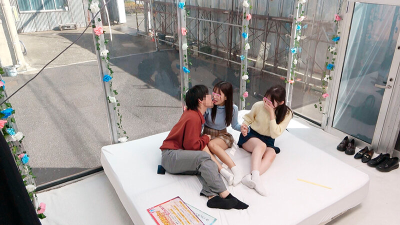 顔出しMM号 女子大生限定 ザ・マジックミラー 徹底検証！男女の友情は成立する！？友達関係のリアル素人大学生3人が日本一エロ～い車の中で初めての逆3P体験！女友達とのハーレムSEXでW生中出しスペシャル！ サンプル 2