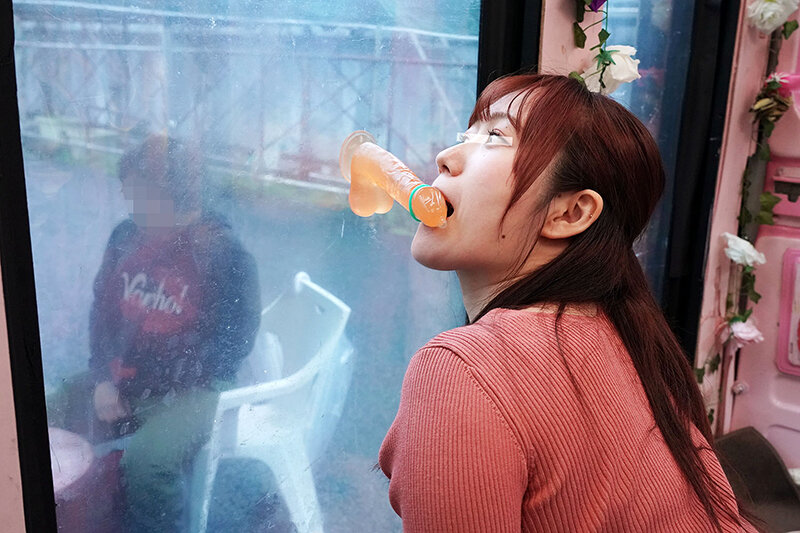 一般男女モニタリングAV×マジックミラー便コラボ企画 愛する夫の目の前で路上NTR！清楚な人妻が「お口だけでコンドーム装着」に挑戦！2 ノーハンドでデカチンを咥えたご無沙汰妻のオマ○コは欲しがり汁が溢れ出す！旦那の目の前で寝取って最後はゴムを外して生中出し！ サンプル 2