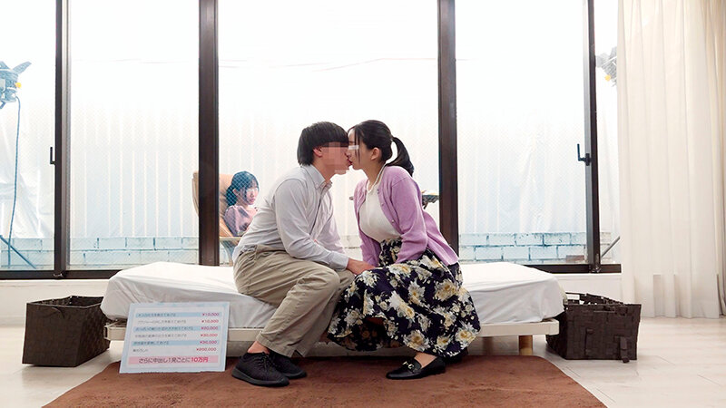 一般男女モニタリングAV マジックミラーの向こうには実の娘（=彼女）！「娘がダメなら私が…」巨乳母がデカチンすぎて童貞卒業できない娘の彼氏を優しく筆おろし！フル勃起デカチ○ポを根元まで受け挿れたご無沙汰オマ○コと性欲溢れる童貞チ○ポの中出しセックスは1発限… サンプル 3