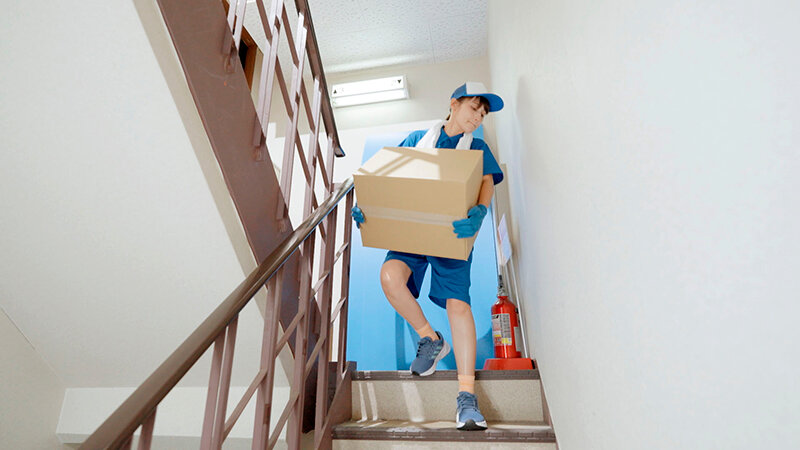 引越屋NTR ガテン系筋肉男だけの職場にただ一人の新婚アラフォー妻、若い絶倫チ○ポとの汗だくSEXにハマり肉オナホに堕ちる 本田瞳 サンプル 2