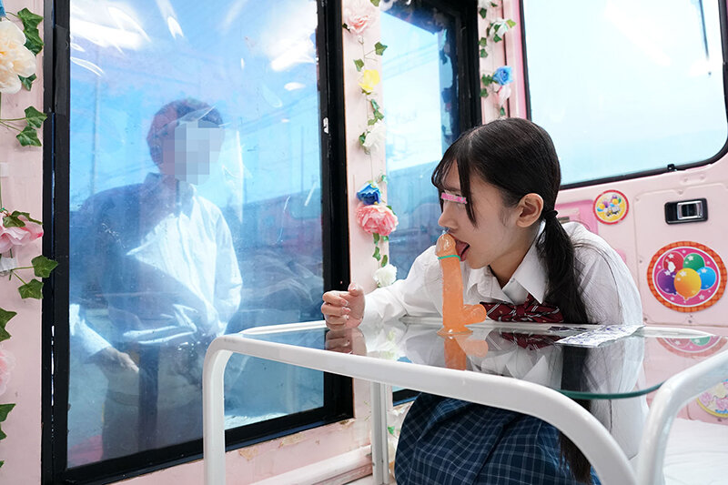 一般男女モニタリングAV×マジックミラー便コラボ企画 彼氏の目の前で路上NTR！女子○校生が初めての「お口だけでコンドーム装着」に挑戦！ノーハンドでデカチンを咥えたうぶなオマ○コは恥じらいながらもびしょ濡れ！彼氏の目の前で寝取って最後はゴムを外して生中出し！ サンプル 2