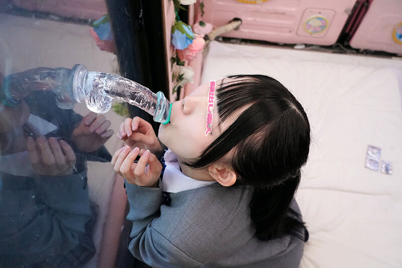 一般男女モニタリングAV×マジックミラー便コラボ企画 彼氏の目の前で路上NTR！女子○校生が初めての「お口だけでコンドーム装着」に挑戦！ノーハンドでデカチンを咥えたうぶなオマ○コは恥じらいながらもびしょ濡れ！彼氏の目の前で寝取って最後はゴムを外して生中出し！ サンプル 3