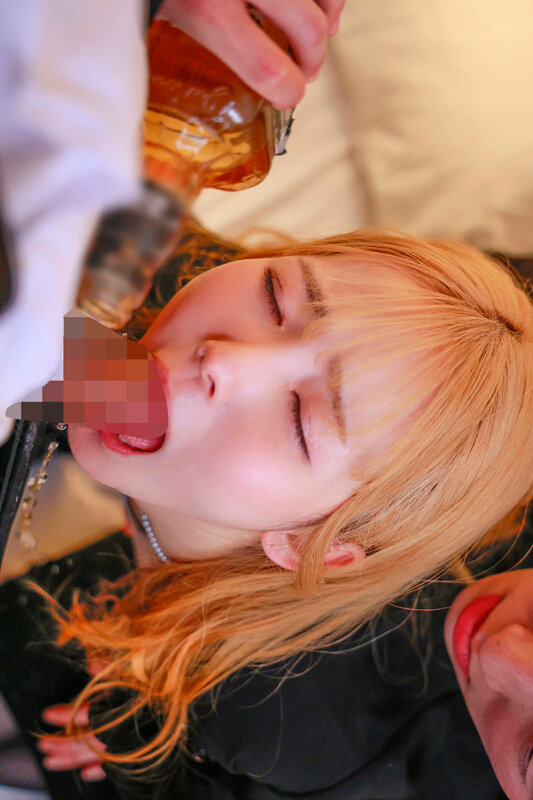 【4K】金髪喪服ギャル。6年ぶりに再会した部活仲間に記憶が無くなるまで酔わされ集団中出し乱交で弄ばれた元野球部マネージャー めぐり24歳 サンプル 7