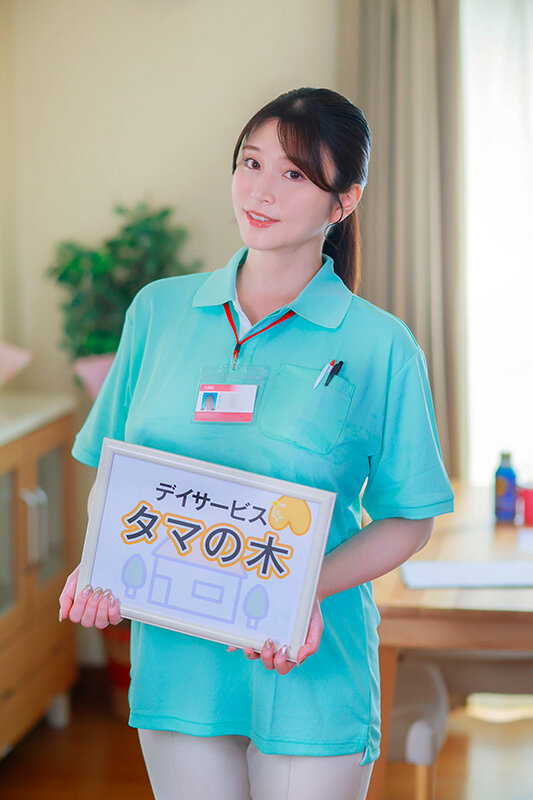 【4K】お願いされたら断れないデカ尻爆乳介護士！セクハラ老人たちにムチムチ肉感ボディを執拗に弄ばれ乳首びんびん！制御不能の中出し乱交介護！東実果 サンプル 2