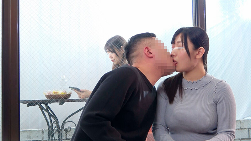 一般男女モニタリングAV マジックミラーの向こうには実の娘（=彼女）！「娘がダメなら私が…」巨乳母がデカチンすぎて童貞卒業できない娘の彼氏を優しく筆おろし！2 フル勃起デカチ○ポを根元まで受け挿れたご無沙汰オマ○コと性欲溢れる童貞チ○ポの中出しセックスは1… サンプル 3