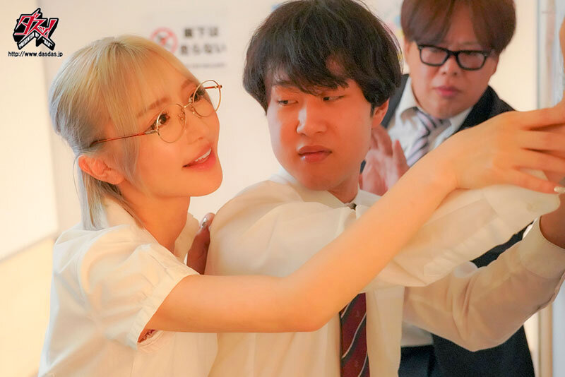 暗示洗脳。生徒とイチャラブSEXしていると思い込んでいるが実はおっさんとヤってる可哀そうな変態女教師。 百永さりな サンプル 13