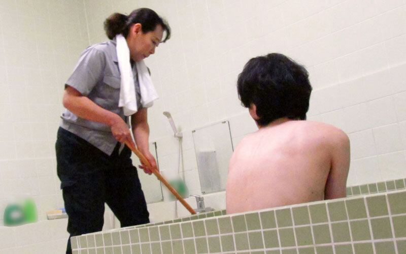 掃除婦のおばさんにわざと勃起したチ●ポを見せて「手コキだけでも…？」とお願いしたら、どんな結末が…！！？4時間 サンプル 14