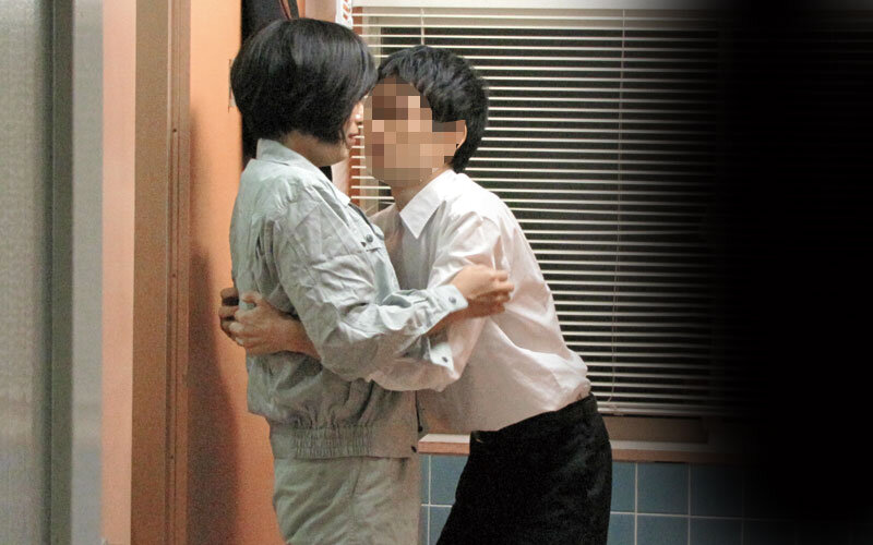 掃除婦のおばさんにわざと勃起したチ●ポを見せて「手コキだけでも…？」とお願いしたら、どんな結末が…！！？4時間 サンプル 15