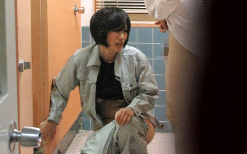 掃除婦のおばさんにわざと勃起したチ●ポを見せて「手コキだけでも…？」とお願いしたら、どんな結末が…！！？4時間 サンプル 16