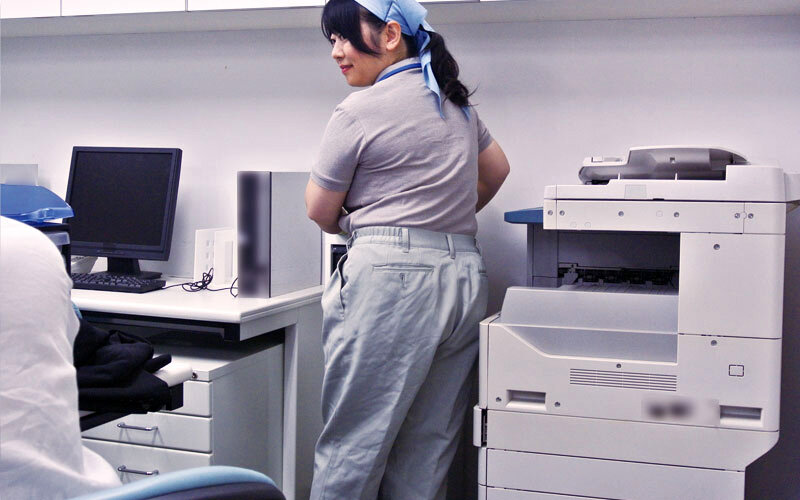 掃除婦のおばさんにわざと勃起したチ●ポを見せて「手コキだけでも…？」とお願いしたら、どんな結末が…！！？4時間 サンプル 2