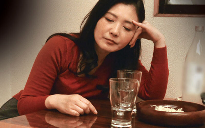「お母さん酔わせてHなことしらいでヨネ？…」酔っぱらった母はスケベな息子にヤラレちゃう！？4時間 サンプル 8