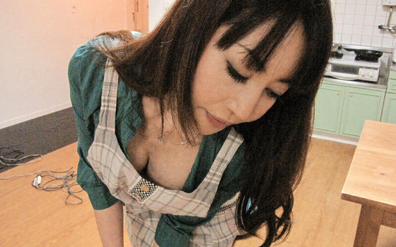 家政婦のおばさんに勃起チ○ポを見せて発情アピールしたら性処理してもらえるのか！？4時間 サンプル 5