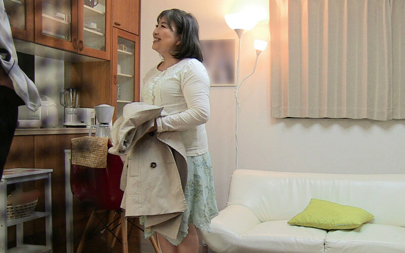 家政婦のおばさんに勃起チ○ポを見せて発情アピールしたら性処理してもらえるのか！？4時間 サンプル 11