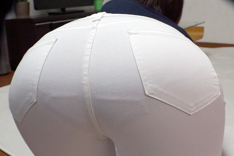 上司の奥さんのピタパン尻にバックからねじ込むデカチン即ハメ！いきなりの快感に喘ぎ声を我慢しつつも部下社員の激ピストンで耐えきれずに絶頂堕ち！入浴中の旦那の横でバレずに生中出し！！めぐみ サンプル 2